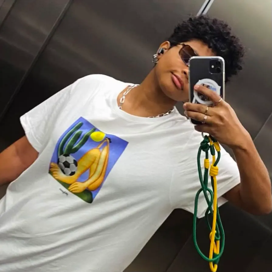 Gabriela R. vestindo a camiseta joga bonita estampa abaporu boleira