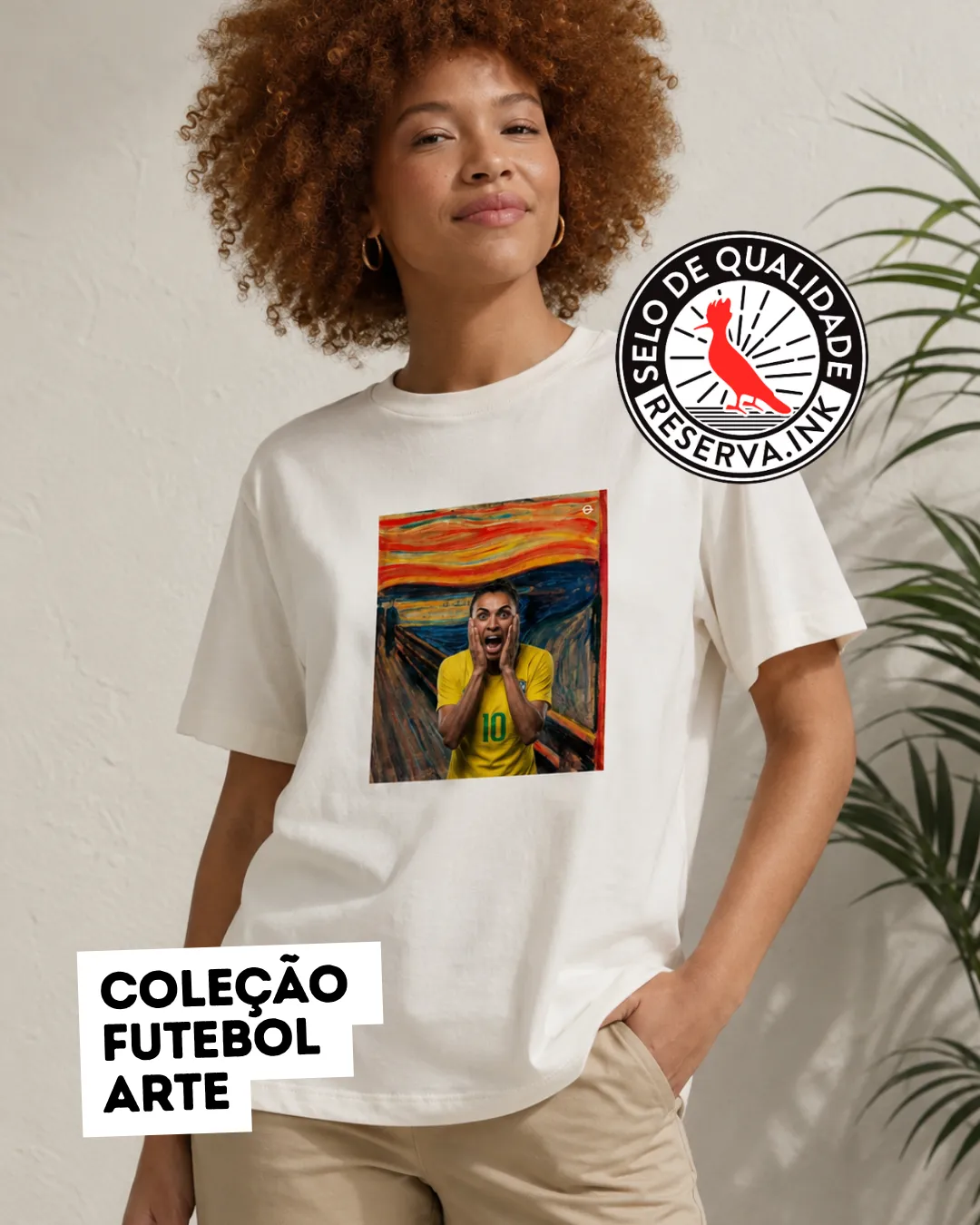camiseta bege coleção futebol arte — estampa 'o grito da rainha', releitura da obra de munch com a jogadora marta